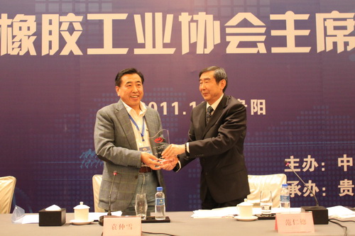 中国橡胶工业协会会长范仁德向6686登录入口董事长袁仲雪颁发荣誉奖牌 